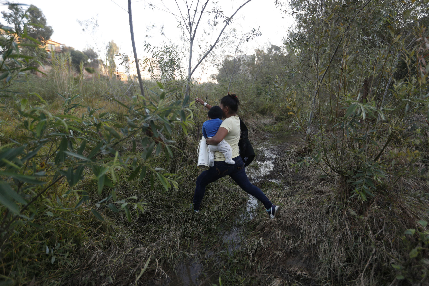 Central America Migrant Caravan - Jumping the Wall Photo Gallery
